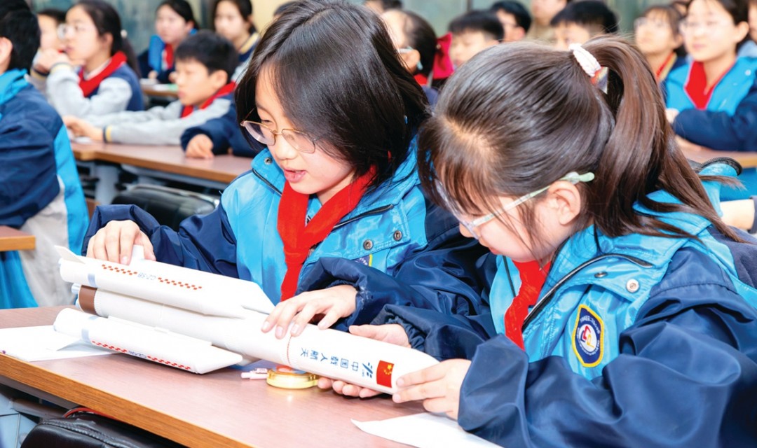 太原市万柏林区和平街道西巷社区开展“走进未来时代——感受科技的力量”科普活动